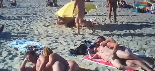 Beach swinger couples at the beach doing sex and blowjobs