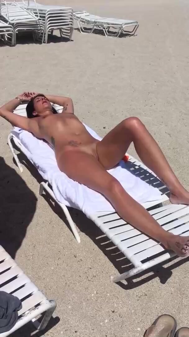 Sexy Shaved Beach - Hot woman with good body and shaved cunt sunbathing at the beach